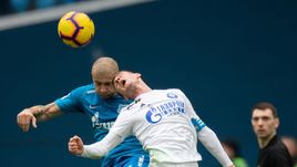 31 марта. Санкт-Петербург. "Зенит" - "Оренбург" - 3:1. В игре Ярослав Ракицкий (слева).