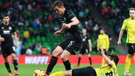 31 марта. Краснодар. "Краснодар" – "Анжи" – 5:0. Иван Игнатьев в борьбе с Магомедом Эльмурзаевым.