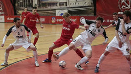 Чемпион наступает на позиции лидера