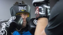 Артем Дзюба (слева) и Александр Волков: показательный бой.