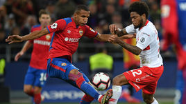 23 сентября 2018 года. Москва. "Арена ЦСКА". ЦСКА - "Спартак" - 1:1. Луиз Адриану в единоборстве с Родриго Бекао.