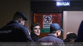 3 апреля. Москва. Пресненский районный суд. Александр Кокорин прощается с родственниками и друзьями.