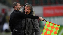 3 апреля. Москва. "Локомотив" - "Ростов" - 2:2. Помощник главного арбитра Максим Гаврилин (слева) и Юрий Семин.