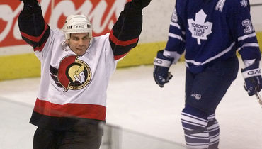 Алексей Яшин (слева) во время выступления за клуб НХЛ "Оттава Сенаторз".