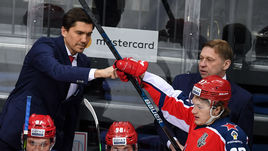 5 апреля. Москва. ЦСКА - СКА - 3:0. Главный тренер ЦСКА Игорь Никитин мотивирует Кирилла Капризова.