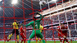 6 апреля. Мюнхен. "Бавария" – "Боруссия" Д – 5:0. Матс Хуммельс (второй слева) открыл счет в матче. Роберт Левандовски (справа) после этого оформил дубль.