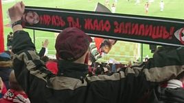 Болельщик "Спартака" с шарфом о Глушакове.