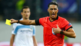 Голландский рефери Сердар Гезюбюйюк.