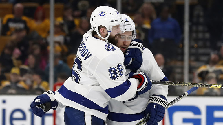 6 апреля. Бостон. Никита Кучеров (№86) и Тайлер Джонсон празднуют забитый гол. Отдав передачу, россиянин набрал рекордное для россиян 128-е очко за сезон. Фото USA TODAY Sports 6 апреля. Бостон. Никита Кучеров (№86) и Тайлер Джонсон празднуют забитый гол. Отдав передачу, россиянин набрал рекордное для россиян 128-е очко за сезон. Фото USA TODAY Sports