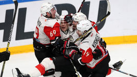 8 апреля. Уфа. "Салават Юлаев" - "Авангард" - 0:1 3ОТ. "Ястребы" празднуют выход в финал Кубка Гагарина.