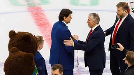 Главный тренер "Салавата Юлаева" Николай Цулыгин (справа) и главный тренер "Авангарда" Боб Хартли.