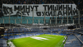 Пока фанаты протестуют на матчах в Химках, в Петровском парке меняют газон.