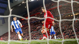 9 апреля. Ливерпуль. "Ливерпуль" – "Порту" – 2:0. 26-я минута. Роберту Фирмину (№9) забивает второй гол.