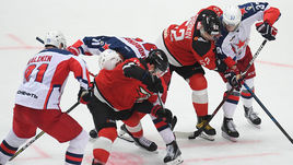 Игровой момент матча КХЛ между ЦСКА и "Авангардом".