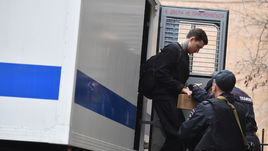 10 апреля. Пресненский суд. Павел Мамаев направляется в суд из автозака.