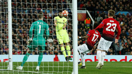 10 апреля. Манчестер. "Манчестер Юнайтед" – "Барселона" – 0:1. 12-я минута. Мяч окажется в воротах после удара Луиса Суареса (№9) и рикошета от Люка Шоу (№23) - гол гостей будет засчитан только после видеопросмотра.