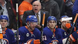 10 апреля. Нью-Йорк. Айлендерс" – "Питтсбург" – 4:3 (ОТ). Барри Тротц (на заднем плане).