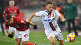 6 апреля. Москва. "Открытие Арена". "Спартак" - ЦСКА - 0:2. Никола Влашич (справа) против Романа Зобнина.