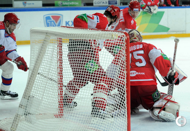 В ХОККЕЙНОМ ДЕРБИ ЦСКА ПОБЕДИЛ "СПАРТАК"