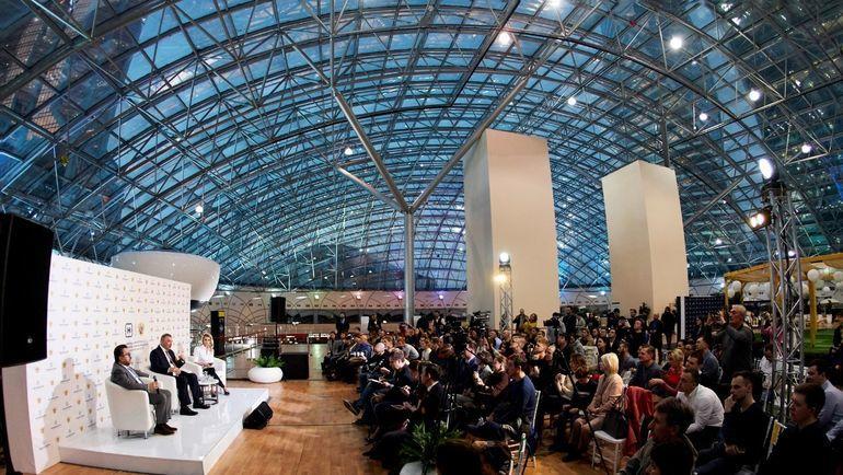 Владислав Третьяк (слева в центре) вызвал большой интерес у прессы. Владислав Третьяк (слева в центре) вызвал большой интерес у прессы.