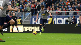 12 апреля. Самара. "Крылья Советов" - "Рубин" - 1:0. Антон Зиньковский наносит удар, приведший к голу.