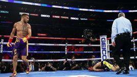 12 апреля. Лос-Анджелес. Василий Ломаченко (слева) отправил Энтони Кроллу в нокаут.