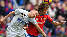 13 апреля. Москва. ЦСКА - "Оренбург" - 2:3. Мариу Фернандес (справа) в единоборстве с Сергеем Тереховым.