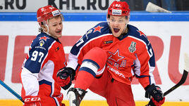 13 апреля. Москва. ЦСКА - "Авангард" - 5:2. Игроки армейского клуба празднуют заброшенную шайбу.