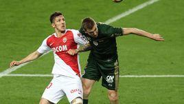 13 апреля. Монако. "Монако" - "Реймс" - 0:0. Стеван Йоветич борется за мяч с игроком соперника.