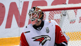 13 апреля. Москва. ЦСКА - "Авангард" - 5:2. Вратарь омичей Игорь Бобков пропустил четыре шайбы и был заменен.