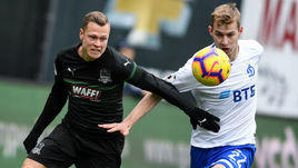 14 апреля. Химки. "Динамо" - "Краснодар" - 1:1. Краснодарская команда ушла от поражения в самом конце. Виктор Классон (слева) против Романа Евгеньева.