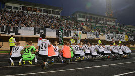 26 июля 2018 года. Москва. Игроки "Торпедо" благодарят своих болельщиков за поддержку.