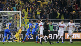 14 апреля. Ростов-на-Дону. "Ростов" - "Спартак" - 2:1. Красно-белые переживают пропущенный гол.