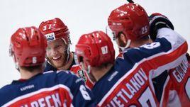 15 апреля. Москва. ЦСКА - "Авангард" - 3:0. Армейцы празднуют заброшенную шайбу.