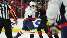 16 апреля. Роли. "Каролина" - "Вашингтон" - 5:0. Александр Овечкин в драке против Андрея Свечникова.