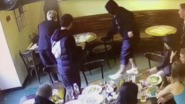 Запись камеры кафе инцидента с ударом Александра Кокорина стулом по Денису Паку 8 октября 2018 года.