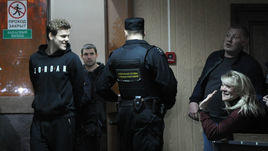 Александр и Светлана Кокорины перед предварительным слушанием в Пресненском суде 3 апреля. За 13 следующих дней прошли пять заседаний по существу.