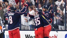 Игроки "Коламбуса" празднуют победу.