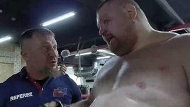 15 апреля. Москва. Судья боя и Вячеслав Дацик.