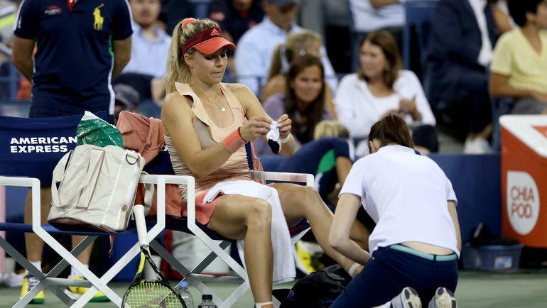 25 августа 2014 года. Нью-Йорк. Мария Кириленко получает медицинскую помощь по ходу матча первого круга US Open с Марией Шараповой. Фото AFP 25 августа 2014 года. Нью-Йорк. Мария Кириленко получает медицинскую помощь по ходу матча первого круга US Open с Марией Шараповой. Фото AFP