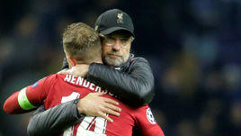 17 апреля. Порту. "Порту" – "Ливерпуль" – 1:4. Юрген Клопп и Джордан Хендерсон празднуют выход в полуфинал Лиги чемпионов.