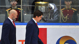 17 апреля. Балашиха. "Авангард" - ЦСКА - 0:2. Игорь Никитин после матча на фоне Кубка Гагарина.