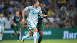 Нападающий "Зенита" Артем Дзюба и полузащитник "Краснодара" Шарль Каборе, который дисквалифицирован на предстоящий матч.