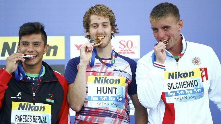 Чемпион мира-2015 Гэри Хант (в центре), серебряный призер Хонатан Паредес (слева) и обладатель бронзовой медали Артем Сильченко. Фото AFP Чемпион мира-2015 Гэри Хант (в центре), серебряный призер Хонатан Паредес (слева) и обладатель бронзовой медали Артем Сильченко. Фото AFP