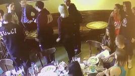 8 октября 2018 года. Момент конфликта после удара Александра Кокорина стулом по Денису Паку на записи камеры наблюдения.