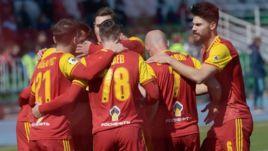 20 апреля. Уфа. "Уфа" - "Арсенал" - 1:2. Футболисты "Арсенала" празднуют гол Игоря Горбатенко.