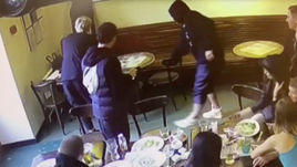 Удар Александра Кокорина стулом по Денису Паку утром 8 октября 2018 года.