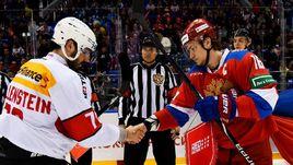 Сергей Плотников (справа) перед матчем Еврочелленджа против команды Швейцарии (5:1).