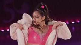 Евгения Медведева в образе на корейском шоу.