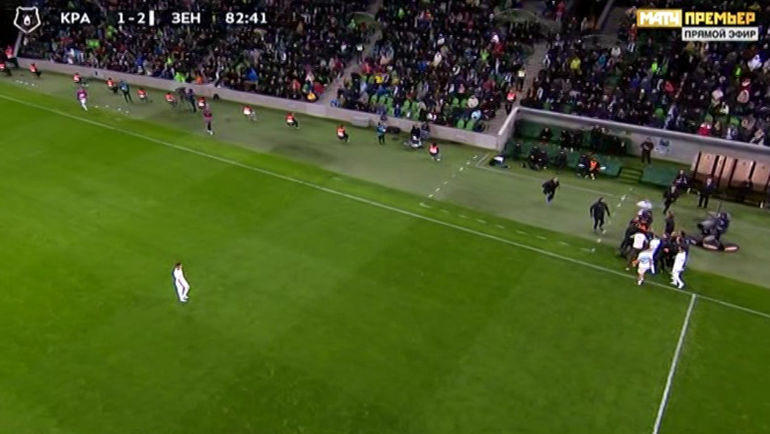 Потасовка у скамеек команд. Потасовка у скамеек команд.